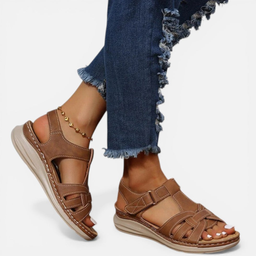 Damesandaler med justerbare stropper og flad sål