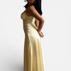 Satiniertes Midikleid mit Spitzenbesatz und Spaghettiträgern