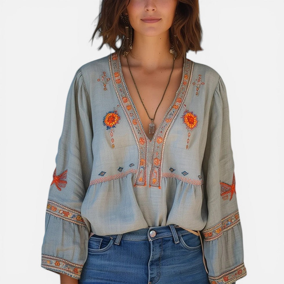 Damebluse med broderi og V-hals