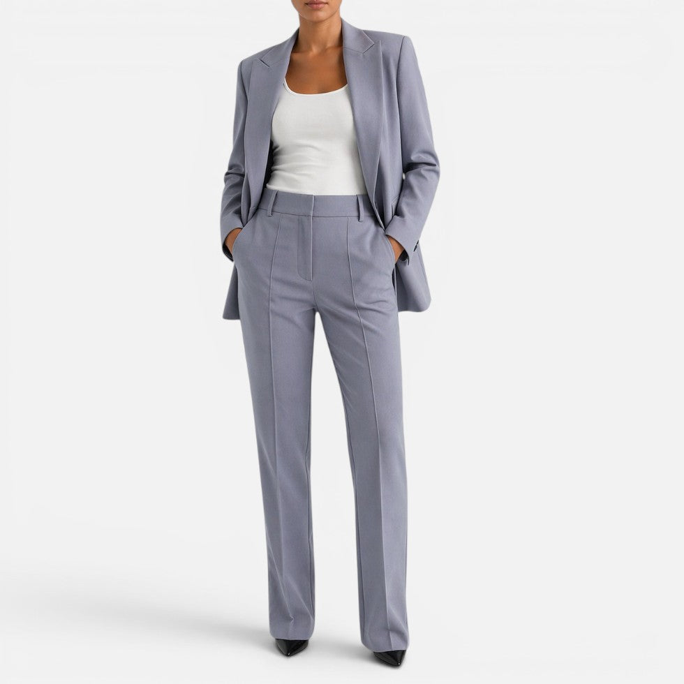 Damesæt bestående af blazer og stofbukser